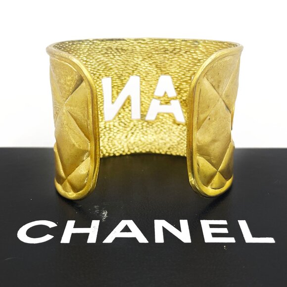 Authentic CHANEL CC Logo Cut Out Vintage Bracelet Cuff Bangle Gold Quilted Wide - Picture 5 of 9